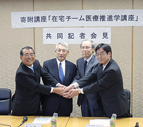 握手する4氏(左からゆう薬局グループ宇野代表、京都府立医大吉川学長、京都府医師会森会長、京都府山内副知事)
