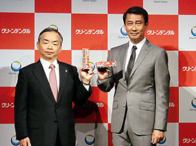クリーンデンタルへの期待を示す西井社長(左)と中井貴一
