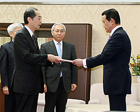 宮川財政審会長が麻生財務相(右)に建議を手渡した