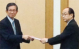 木倉保険局長(右)に意見書を手渡す森田会長