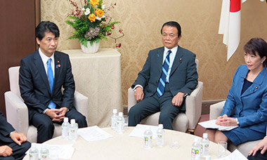 14年度予算案の折衝に臨む田村厚生労働相(左)と麻生財務相