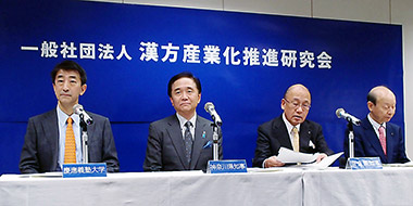 会見する(左から)慶應義塾大学の渡辺教授、神奈川県の黒岩知事、奈良県の荒井知事、富山県の石井知事