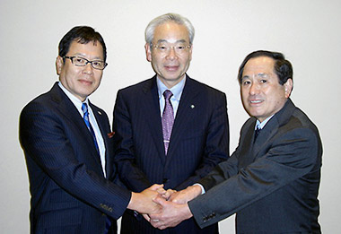 握手を交わす3社長(左から永冨氏、武田氏、重松氏)