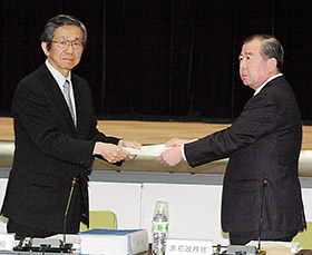 答申書を赤石政務官(右)に手渡す森田会長