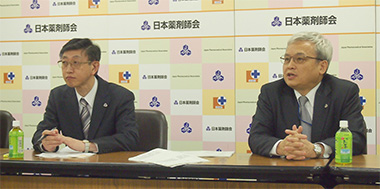 会見する三浦氏(左)と土屋氏