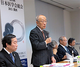 あいさつする井村会頭(左から2人目)