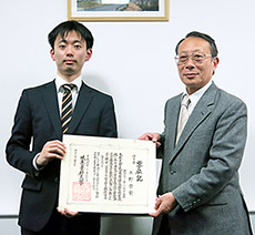 博士号を取得した上野氏(左)