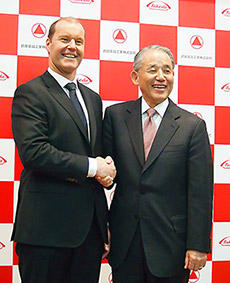 会見後握手するウェバー氏(左)と長谷川氏