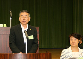 あいさつする藤垣会長ととかしき氏(右)