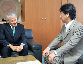 製薬協の多田会長（左）に再発防止の徹底を指示する田村厚労相