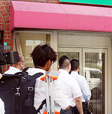 販売店へ立ち入る関係者(大阪市内)