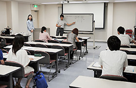 ７月末に大阪市内で開かれた説明会。研究への参加を薬局薬剤師に呼びかけた