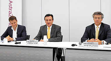 会見するソリオ氏(中央)、デュノワイエ氏(右)、ベルチ氏(左)