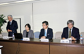 あいさつする高久理事長(左)