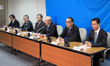 会見する３師会幹部