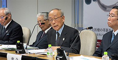 概要を紹介する井村会頭(中央)