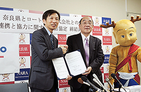 荒井知事(中央)と山田ロート製薬会長