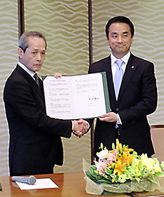 締結書を手に大野会長（左）と村岡知事