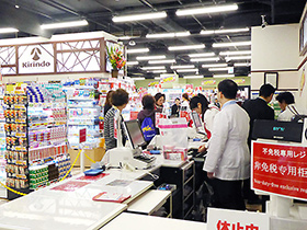 訪日旅行客対応のドラッグストアを開設する動きも始まった（キリン堂心斎橋OPA店）