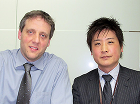 左からゴーデ氏、吉井氏