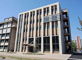 薬学部校舎に隣接して建設された5階建ての新研究棟。18日に開所式が行われる