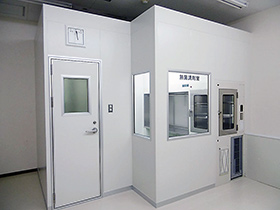 日本調剤江東薬局の無菌調剤室