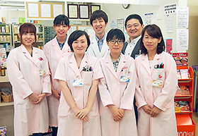 スタッフの皆さん(後列右から上村社長、清水薬局長)