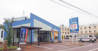 メッツ川崎薬局と隣接するナーシングホーム（右）