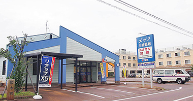 メッツ川崎薬局と隣接するナーシングホーム(右)