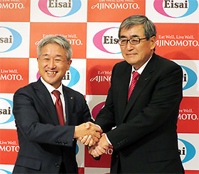 握手を交わす味の素の西井孝明社長（左）と内藤CEO