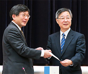 田辺国昭中医協会長（左）が意見書を厚労相代理の唐澤剛保険局長に手渡した