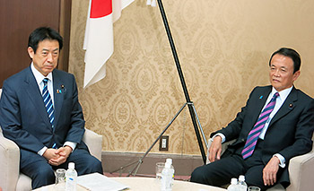 16年度予算案の折衝に臨む塩崎厚労相(左)と麻生財務相