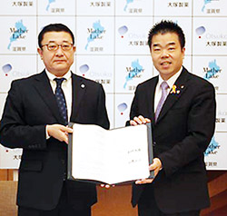 締結式での三日月大造滋賀県知事(右)と山崎正三大塚製薬執行役員