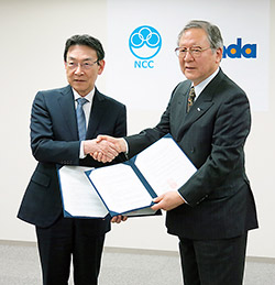 握手するNCC・堀田知光理事長(左)とPMDA・近藤達也理事長