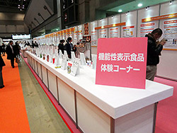 機能性表示食品やトクホ、健康食品、ケアフーズなど市販商品を一堂に集めると共に、行政を含めた最新の情報をパネルに掲示して啓発を図った