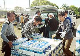 社員総出で支援物資を仕分け・配送する（三和化学）