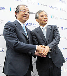 握手する左から中外製薬永山会長と阪大西尾総長