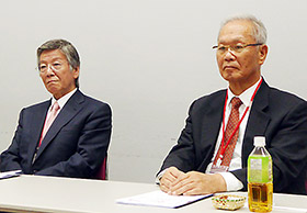 会見する吉田社長（左）と佐川会長