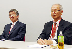 会見する吉田社長(左)と佐川会長