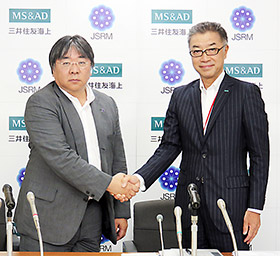 澤理事長(左)と三井住友海上火災の伊東取締役