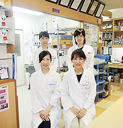 薬剤師の宮野氏(前列左)、二五田氏(前列右)ら薬局のスタッフ