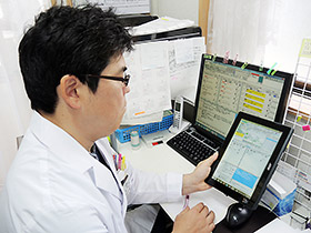 電子薬歴機能を備えたレセコン「ファーミー」(左奥)と、その機能をタブレットパソコンに搭載した「おでかけファーミー」(右手前)