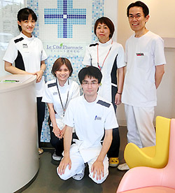 薬剤師スタッフと福井氏(後列右)