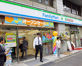 ファミリーマート＋日生薬局御成門店。右側の調剤薬局エリアには店内の出入口からも直接行き来できる