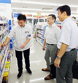 毎日学ぶことが多いという山内さん(左)