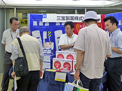 薬業関連団体が一体となってOTC医薬品の普及啓発に努める(写真は昨年の会場風景)