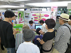 薬業関連団体が一体となってOTC医薬品の普及啓発に努める(写真は昨年の会場風景)