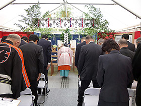 竣工式の神事に臨む関係者一同