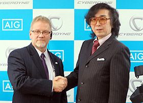 左からAIGジャパン・ホールディングスのロバート・ノディン社長兼CEO、サイバーダインの山海嘉之社長