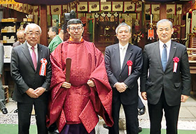 左から塩野元三氏、別所賢一宮司、土屋裕弘氏、塩野秀作副祭典委員長(塩野香料社長)